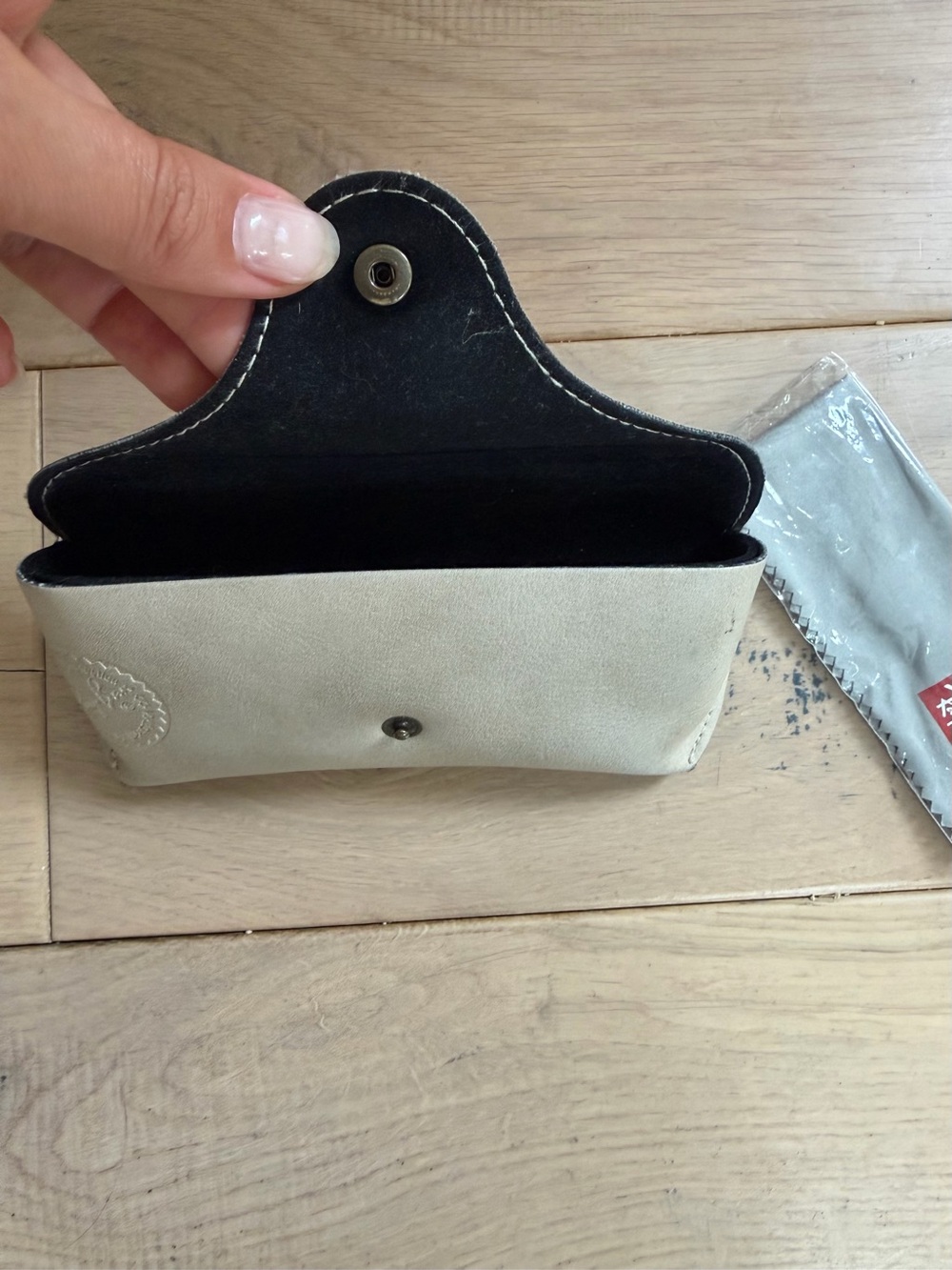 Ray-Ban Shades Shell Ltd Case - Picture 4 of 4